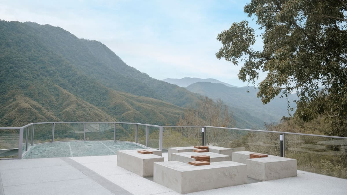 半露天且完全不受打擾的空間，讓你在泡湯的同時可以邊欣賞山巒景致。（圖片來源：焦糖熱一點）