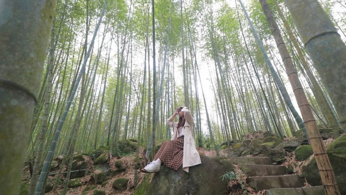 坐在大石頭上拍照，讓人感覺好像變得很迷你，非常有意境。（圖片來源：雙子喵玩樂旅行PennyLife）