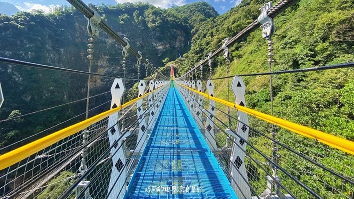 站在吊橋上，欣賞大自然的美景，不禁讓人讚嘆大自然的鬼斧神工。（圖片來源：巧莉的世界流浪筆記）