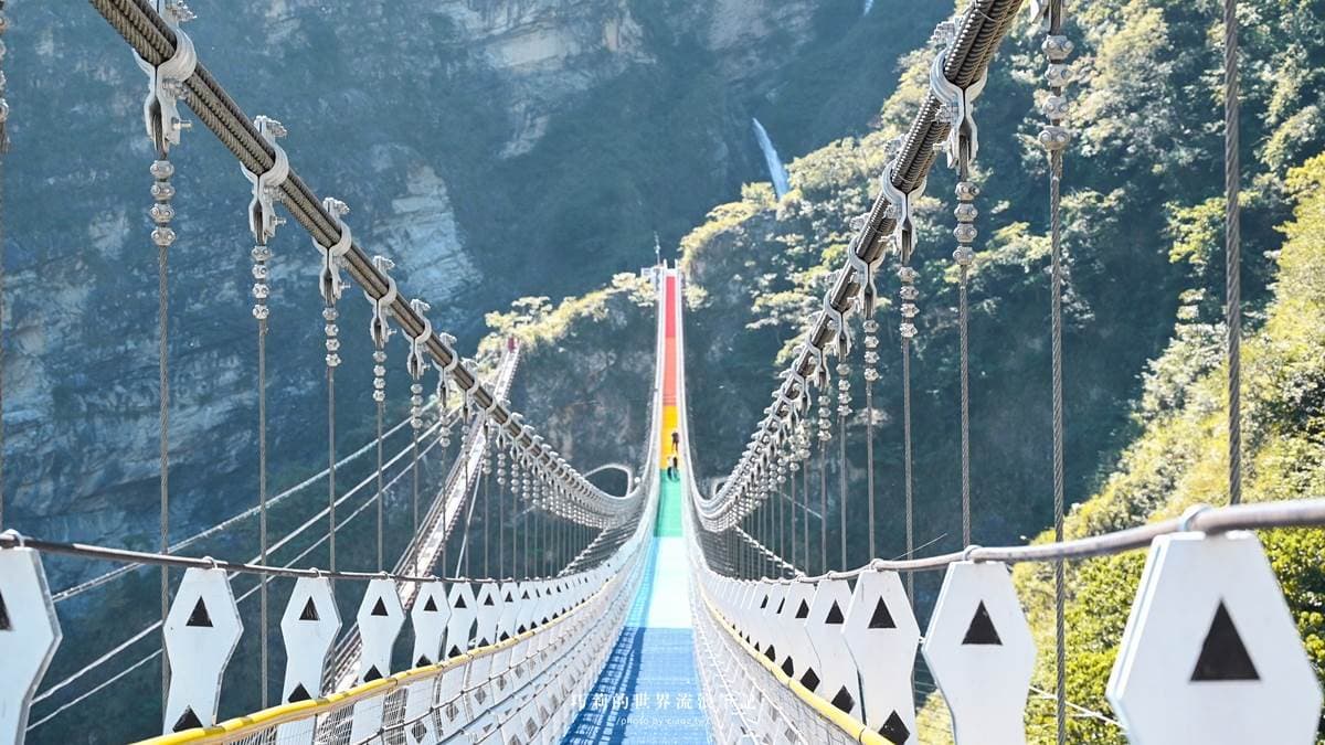 在吊橋上不只可以俯瞰美麗溪谷，還可以聆聽濁水溪流迴盪在山谷間的聲音。（圖片來源：巧莉的世界流浪筆記）