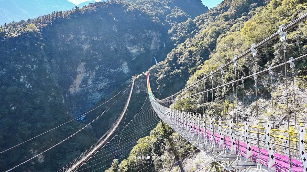 橋面採階梯式設計，共有420階，每50公尺就變換顏色。（圖片來源：巧莉的世界流浪筆記）