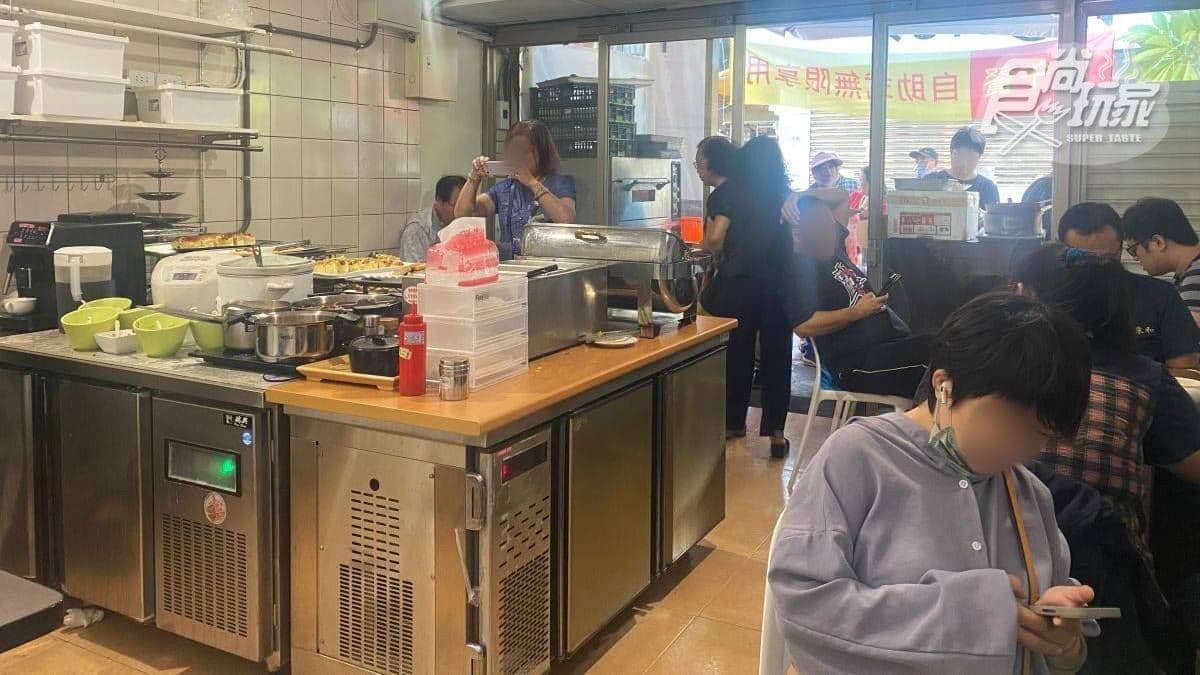 店內空間小小的，客群幾乎都是在地人，通常接近中午時段就需要排隊候位。