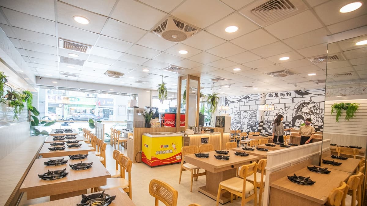 店內採用白色系的裝潢，搭配整面落地玻璃窗，在這邊用餐很舒適。（圖片來源：大手牽小手。玩樂趣）