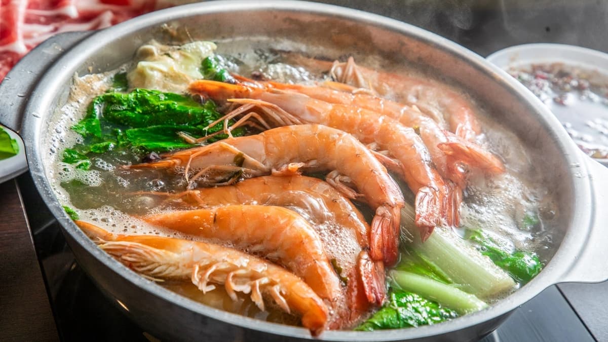 每人只要選１主鍋，就能享有鮮蔬、火鍋料、主食和飲料無限吃到飽。（圖片來源：大手牽小手。玩樂趣）