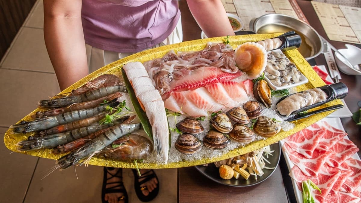 「海鮮船」裡面有草蝦、白蝦、扇貝、鮮蚵、蛤蜊、鯛魚等，分量十足。（圖片來源：大手牽小手。玩樂趣）