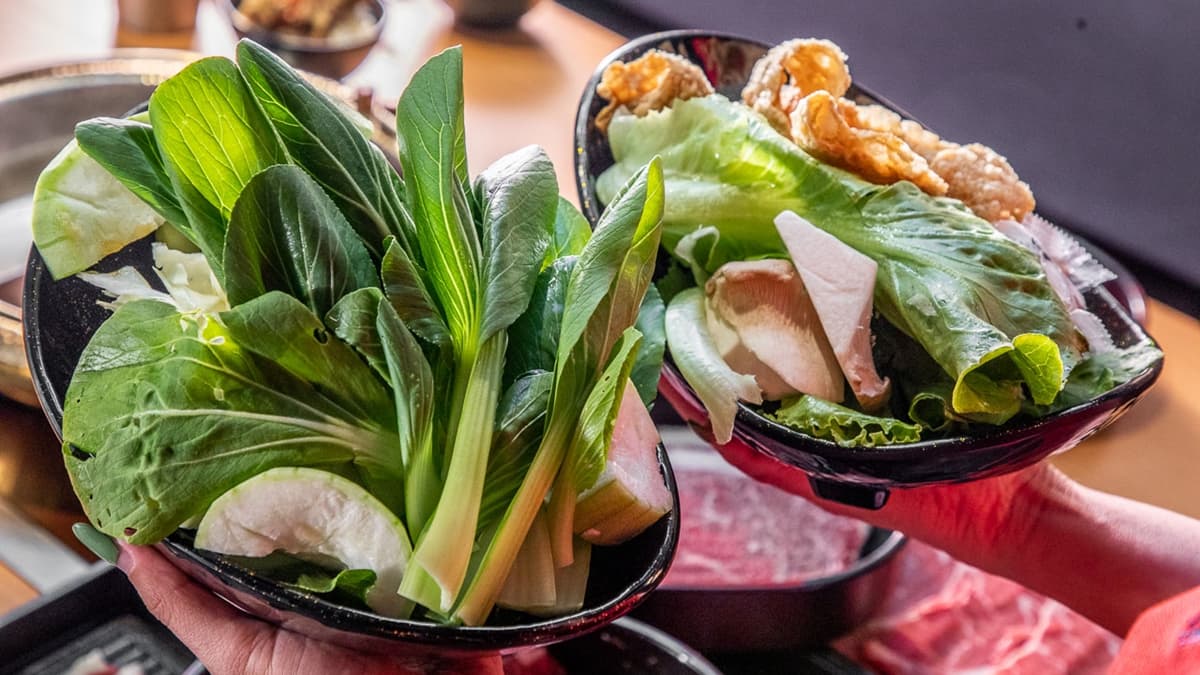 自助吧提供近30種以上食材，包括豐富的新鮮蔬菜和火鍋料。（圖片來源：大手牽小手。玩樂趣）