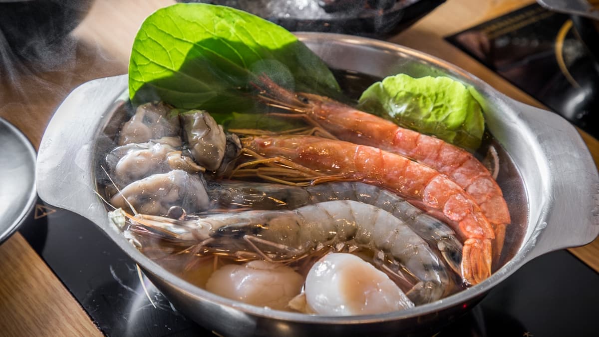 建議如果有點海鮮類，可以選昆布湯底，來提出海鮮的鮮甜感。（圖片來源：大手牽小手。玩樂趣）