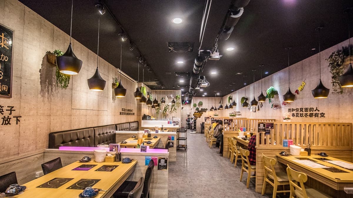 店內溫潤的木質感，營造出舒適的用餐氛圍。（圖片來源：大手牽小手。玩樂趣）