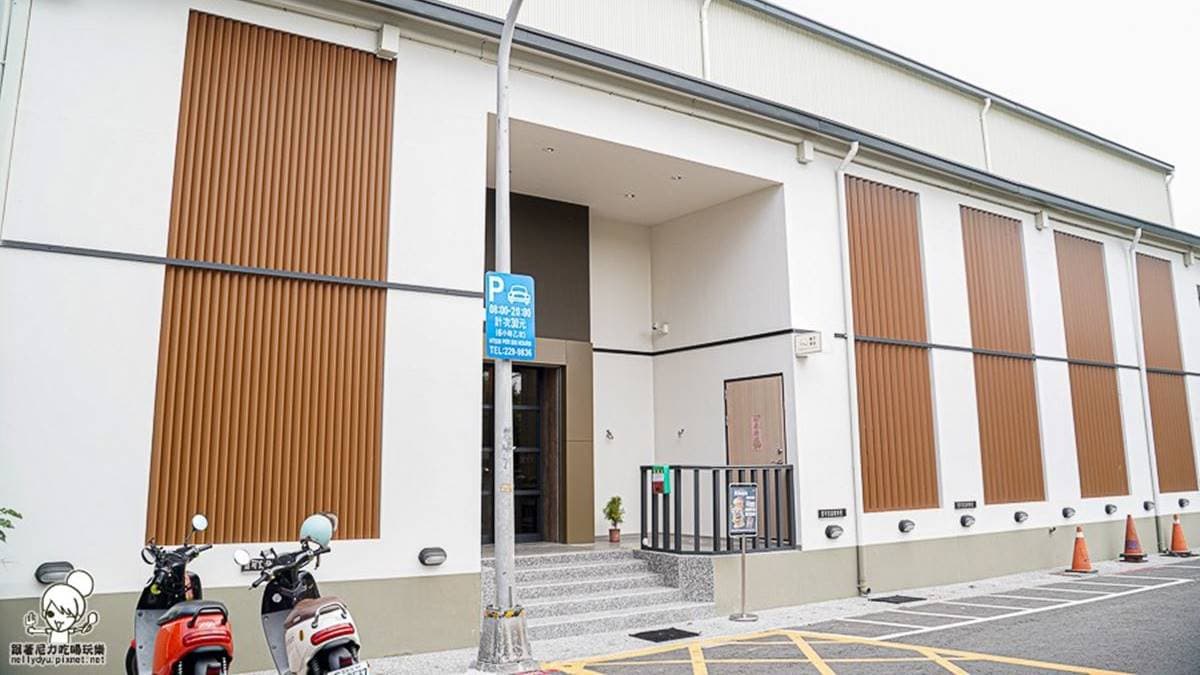 店外觀看似工廠，真正的入口處設於建築物後方的潼關街上。（圖片來源：跟著尼力吃喝玩樂）