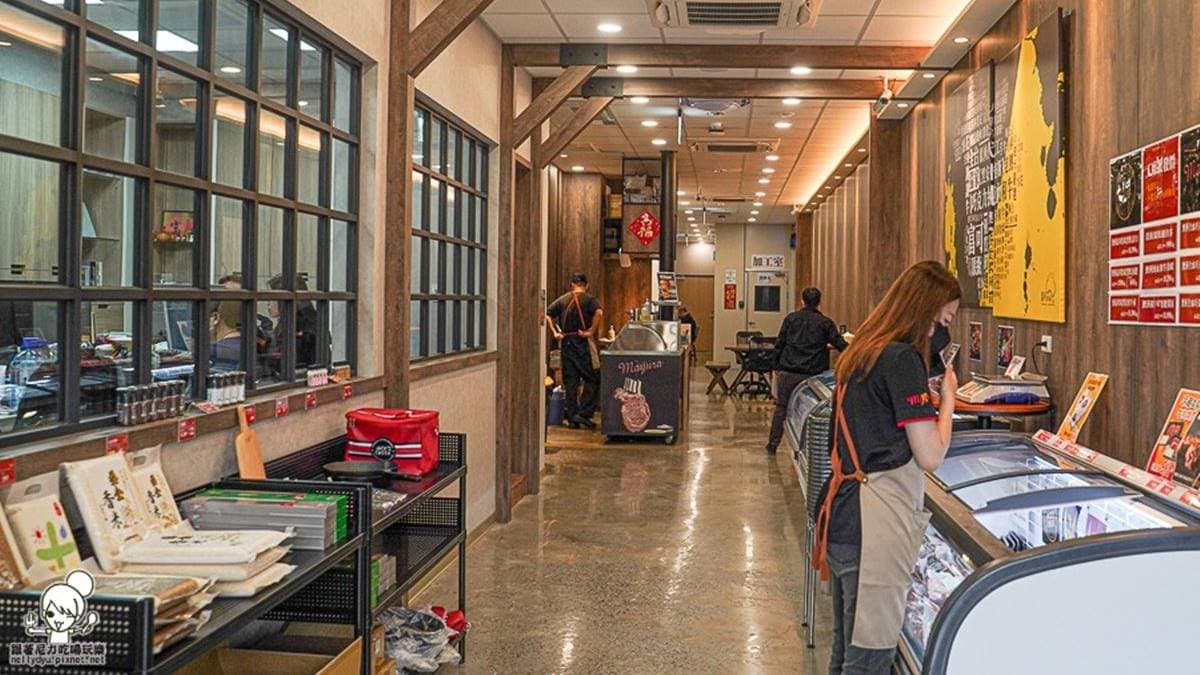除了販售肉品，店內還有現做料理區和座位區、立食區。（圖片來源：跟著尼力吃喝玩樂）