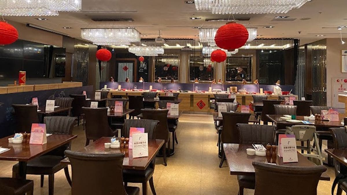 用餐空間不小，不過桌子的大小並不大。（圖片來源：十六行跡 Château Keaton）