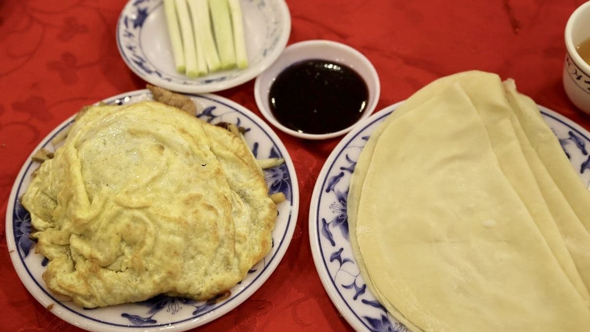 「合菜戴帽」也是１道有趣的北方特色菜，通常還會一起點荷葉餅。（圖片來源：貓大爺部落格）