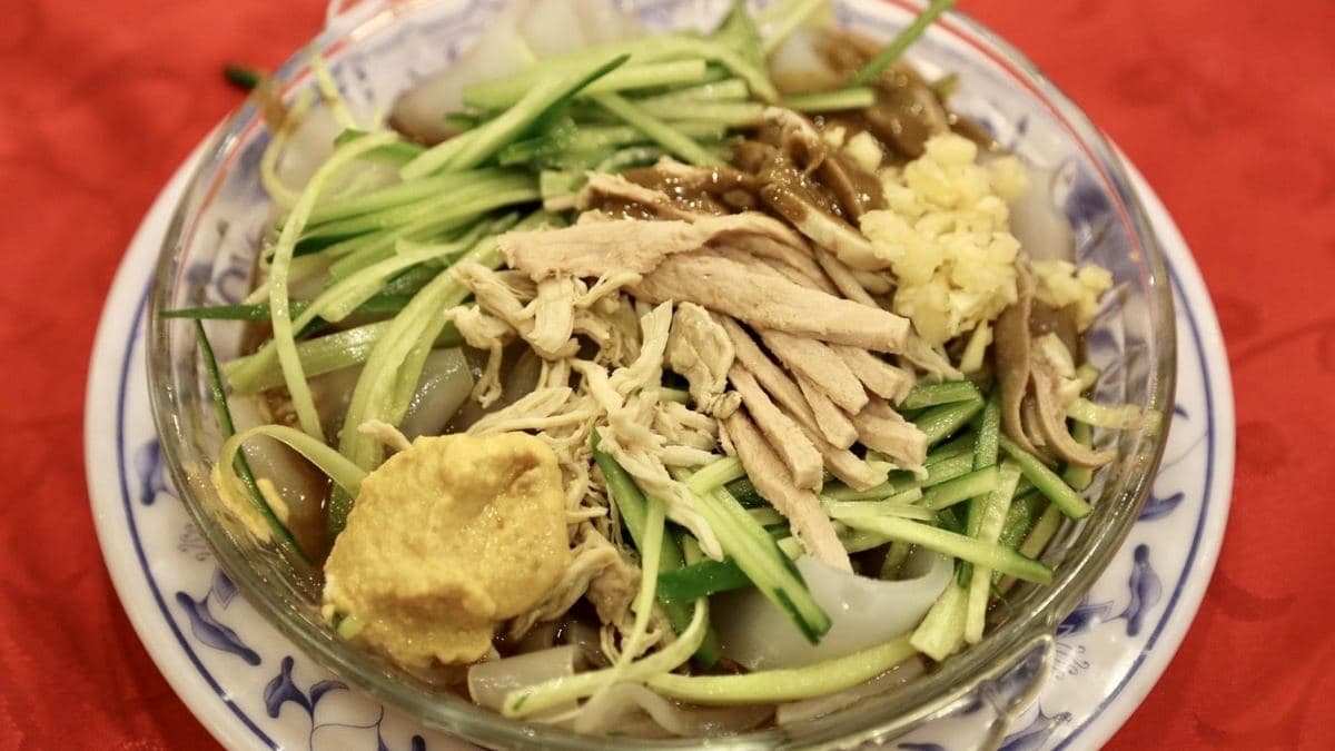 「三絲拉皮」的薄片拉皮外觀晶瑩透亮，吃起來光滑、爽口。（圖片來源：貓大爺部落格）