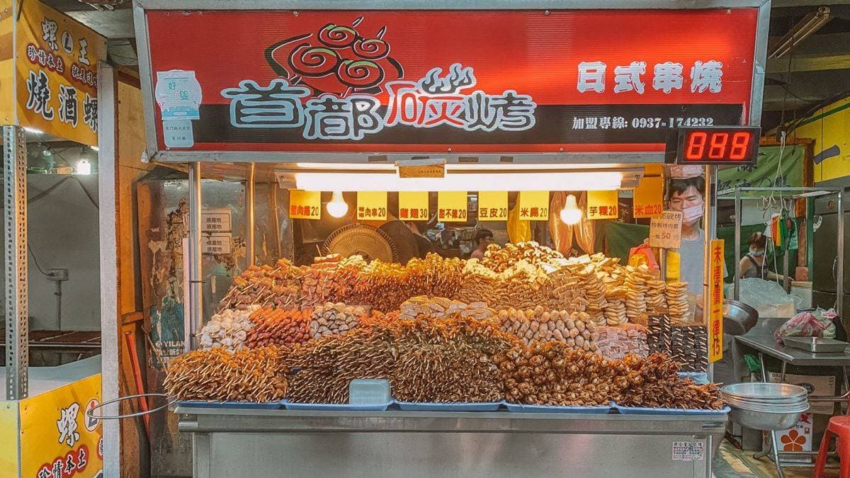 這攤「首都碳烤（總店）」以擺滿多到足以淹沒攤車的爆量串燒而聞名。（圖片來源：菲菲吳小姐）