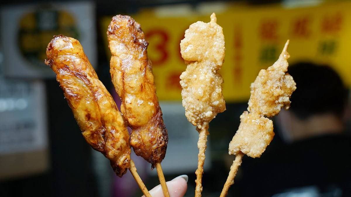 夜市美食推薦必吃這攤「三十年老店龍鳳腿」。（圖片來源：東蛙池塘）