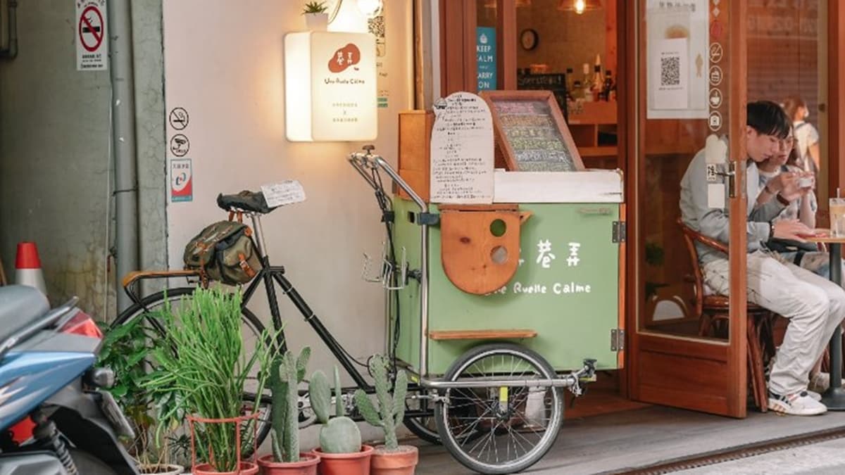 店面前的復古推車上，記錄著老闆以前騎著腳踏車邊賣甜點的故事。（圖片來源：女子的休假計劃）