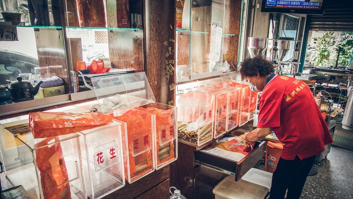 蛋捲有椰子、咖啡、原味、抹茶、巧克力、海苔、芝麻、花生、黑椒等口味。（圖片來源：大手牽小手。玩樂趣）