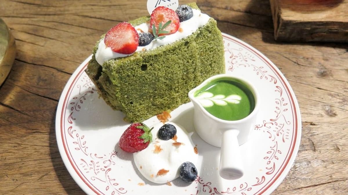 「抹茶草莓戚風」包裹鮮奶油、新鮮草莓和藍莓，並附上抹茶淋醬。（圖片來源：Jeremy以食為天）