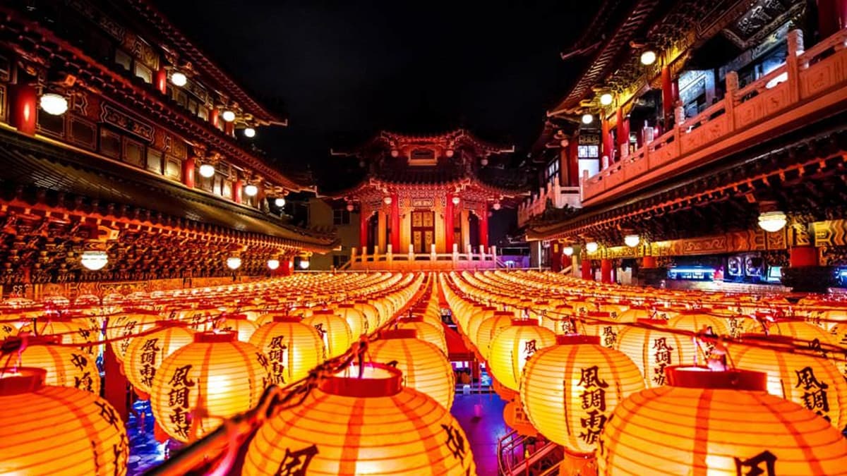 一顆顆復古燈籠排列成火紅燈籠海，在黑夜裡隔外耀眼。（圖片來源：饗食客棧。淘氣猴VS肥獅子的旅食天堂）