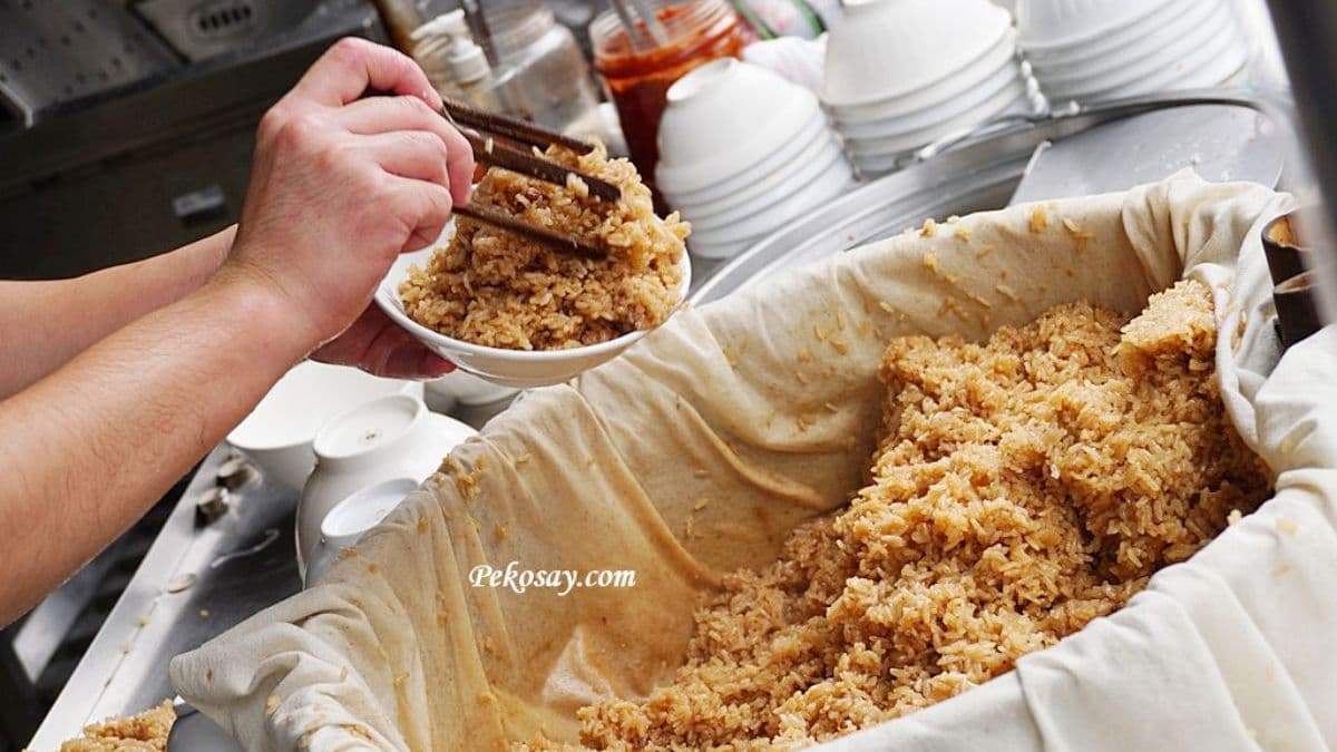 老闆每天堅持用檜木桶蒸飯，再由人工拌飯才會香又Ｑ。（圖片來源：PEKOのSimpleLife）