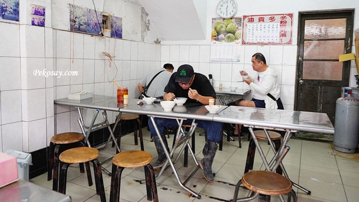 用餐環境有戶外跟室內，就是簡單小吃店的樣子。（圖片來源：PEKOのSimpleLife）