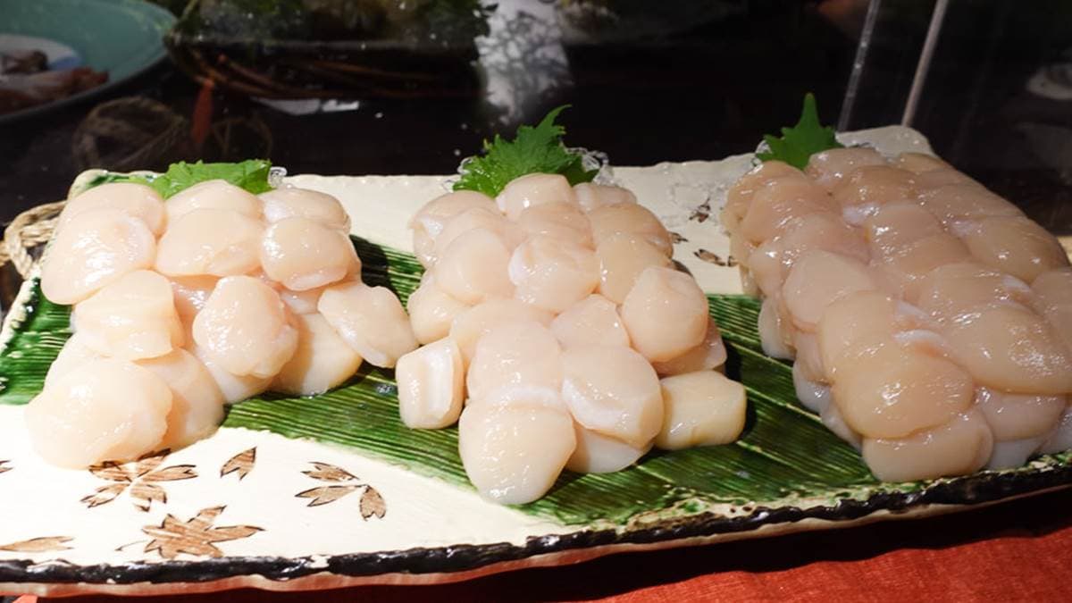 度假村餐廳內的「北海道生食級干貝」晶瑩圓潤，十分誘人。（圖片來源：娜塔蝦的滑雪食旅手記）