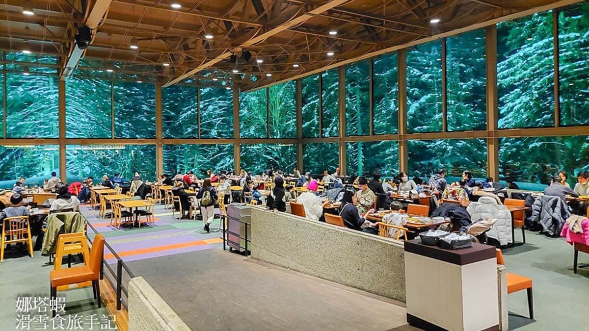 「森林餐廳」採光極好，搭配窗外的綠色植栽，讓人彷彿在森林中用餐。（圖片來源：娜塔蝦的滑雪食旅手記）