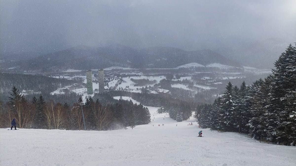 滑雪場也很美，讓人可以在滑雪之餘賞景。（圖片來源：娜塔蝦的滑雪食旅手記）
