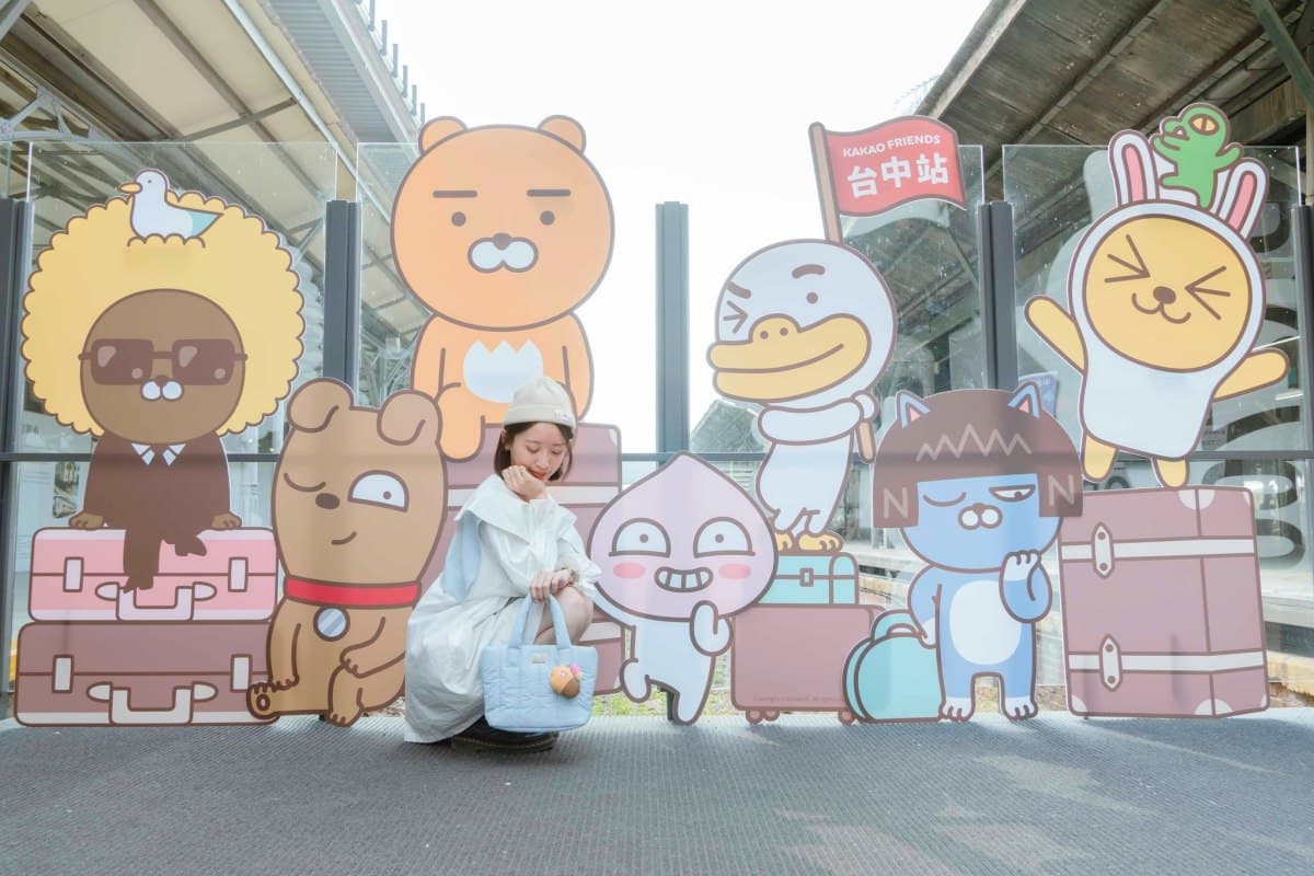 萊恩、春植占領台中車站!「KAKAO聖誕快閃展」打卡點萌翻,滿額送限定周邊 萊恩、春植占領台中車站!「KAKAO聖誕快閃展」打卡點萌翻,滿額送限定周邊