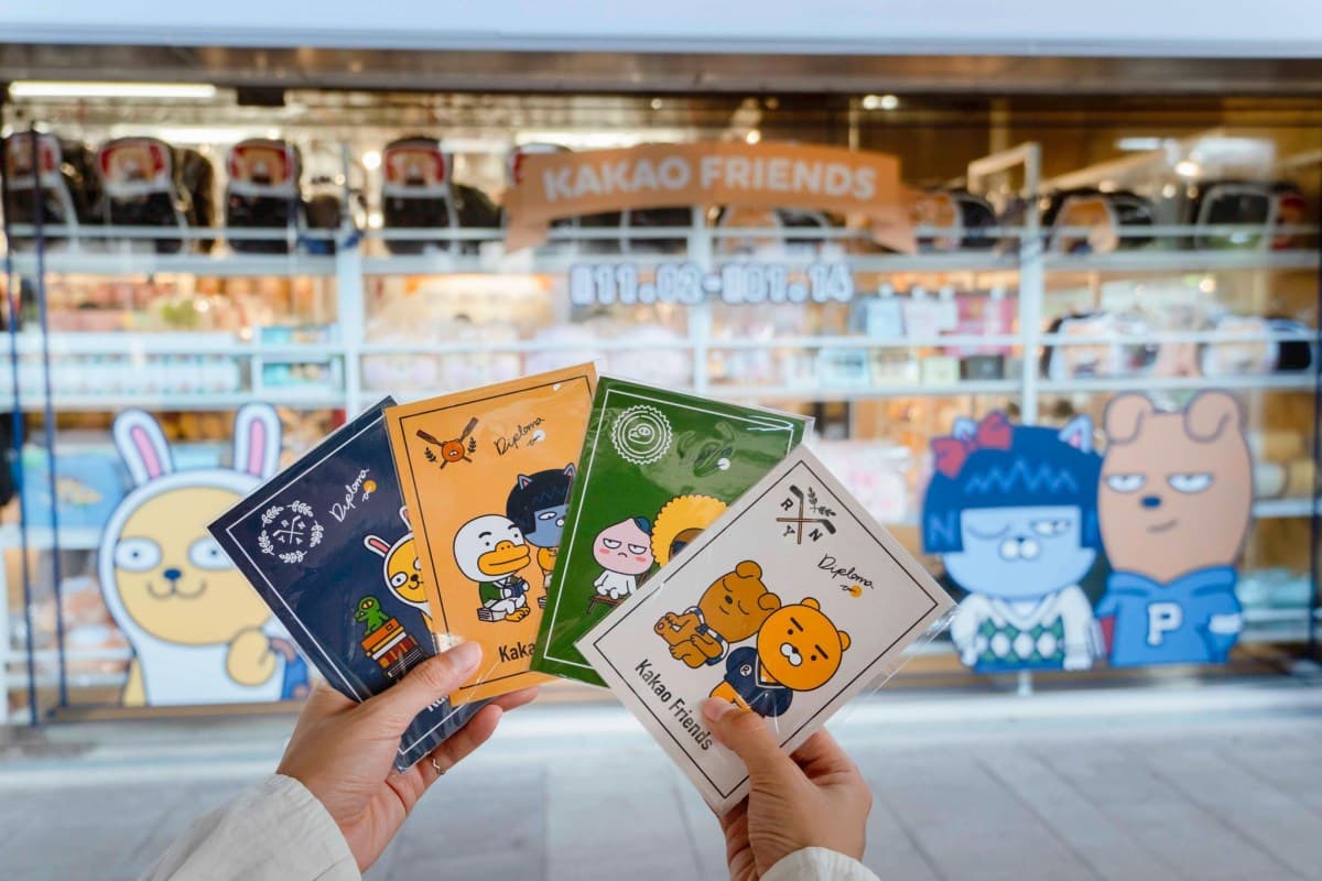 萊恩、春植占領台中車站!「KAKAO聖誕快閃展」打卡點萌翻,滿額送限定周邊 萊恩、春植占領台中車站!「KAKAO聖誕快閃展」打卡點萌翻,滿額送限定周邊