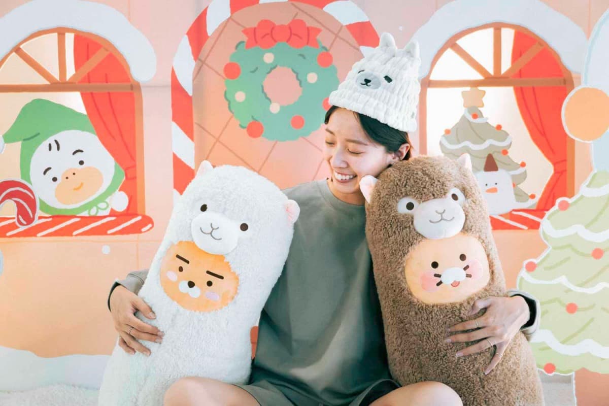 萊恩、春植占領台中車站!「KAKAO聖誕快閃展」打卡點萌翻,滿額送限定周邊 萊恩、春植占領台中車站!「KAKAO聖誕快閃展」打卡點萌翻,滿額送限定周邊