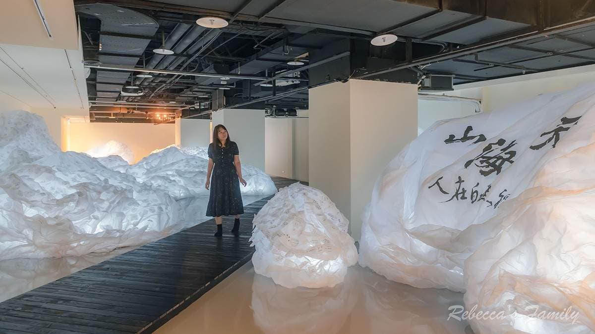 「穿越天穹」兩旁都是白色的雲朵裝置。（圖片來源：瑞貝卡一家）