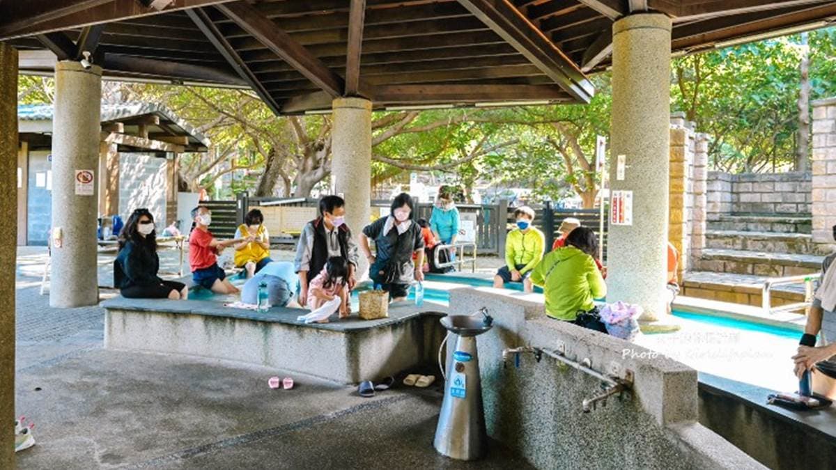 不少民眾利用空閒時間前來泡腳、休憩。（圖片來源：女子的休假計劃）