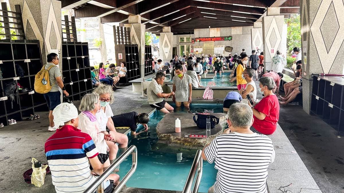 就算是平日，也有很多遊客在這邊泡腳。（圖片來源：大手牽小手。玩樂趣）