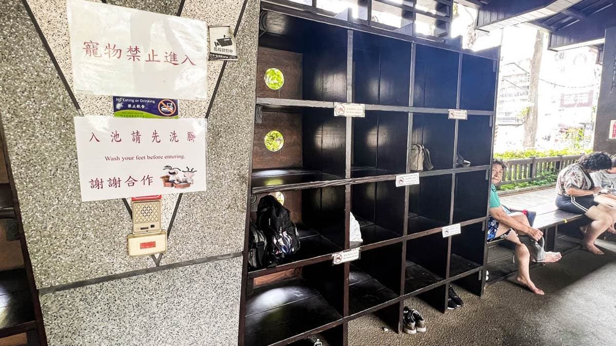 池邊有設置了一整排的櫃子，可暫放物品，但貴重物品最好記得隨身攜帶。（圖片來源：大手牽小手。玩樂趣）