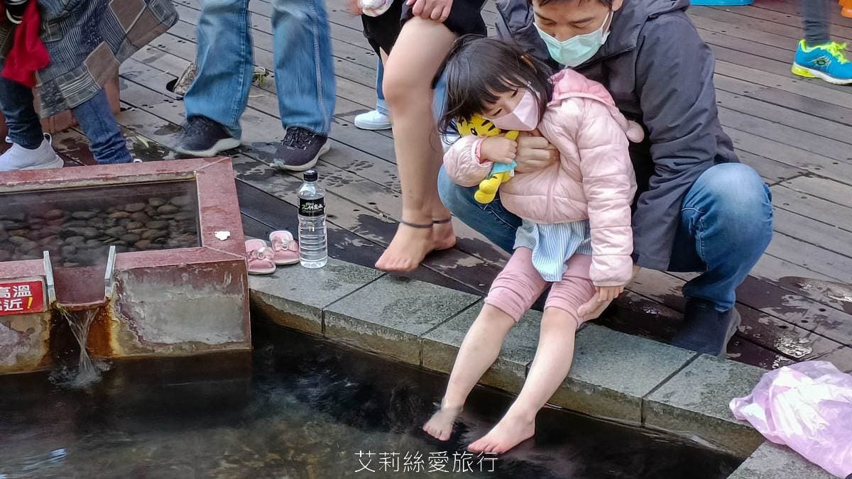 這區高度坐下就能泡，大人、小孩都滿適合的。（圖片來源：艾莉絲愛旅行）