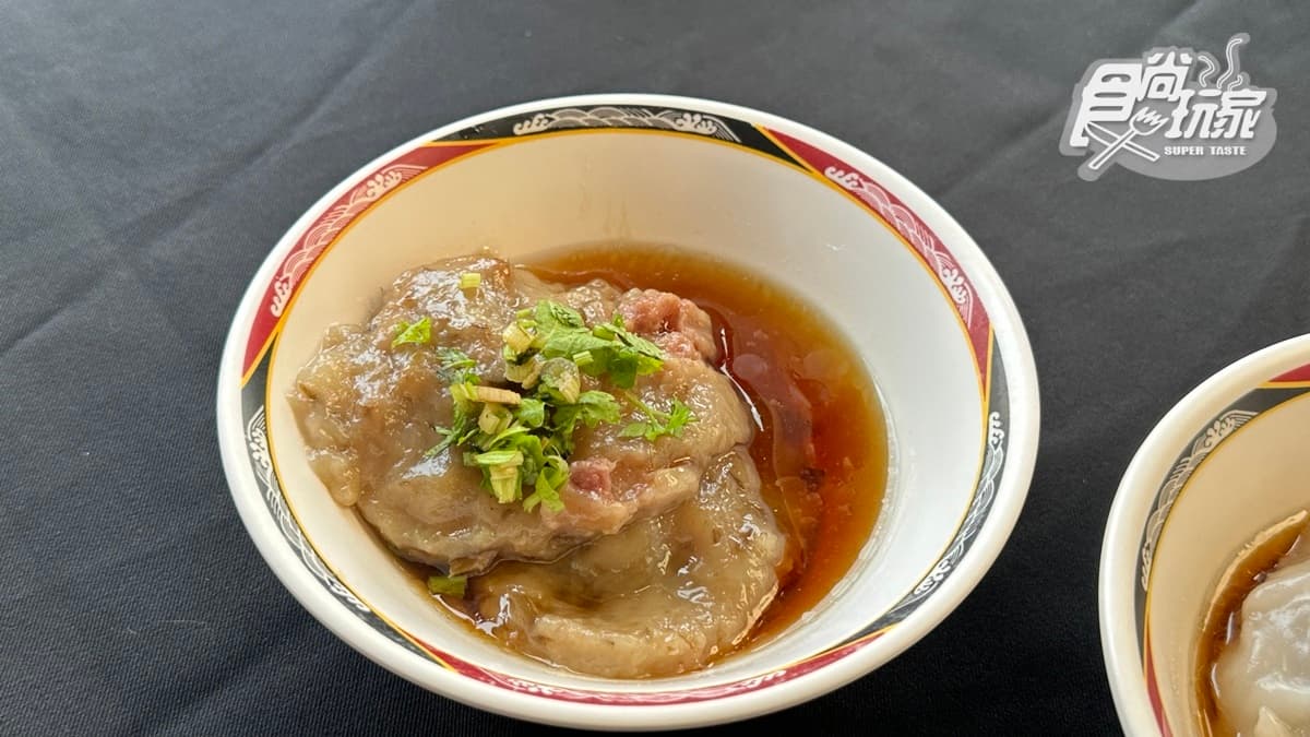 肉圓外皮很軟Q，辣椒醬＋番茄醬＋大蒜一起吃超夠味。