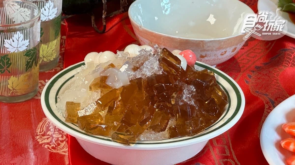 在「囍室」用餐就像穿越時空在早年的台灣吃喜酒一樣。