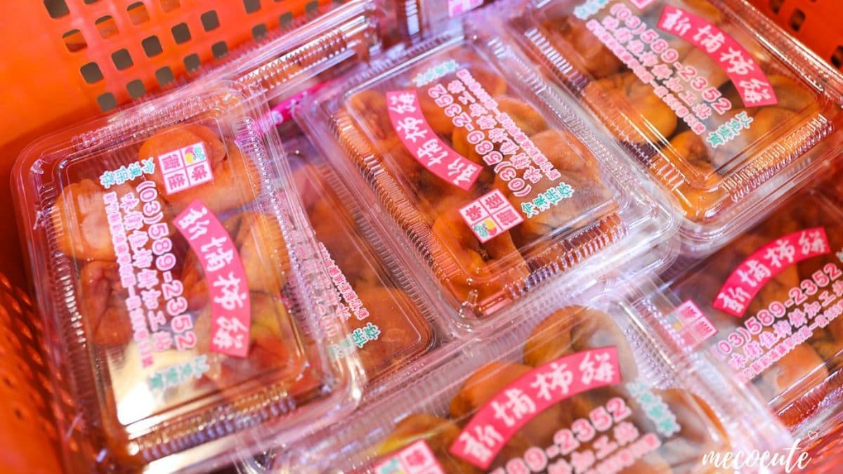 角落的小販賣部，賣著柿子、洛神冰棒、新埔客家桔醬、洛神花干及柿餅等。（圖片來源：陳小可的吃喝玩樂）
