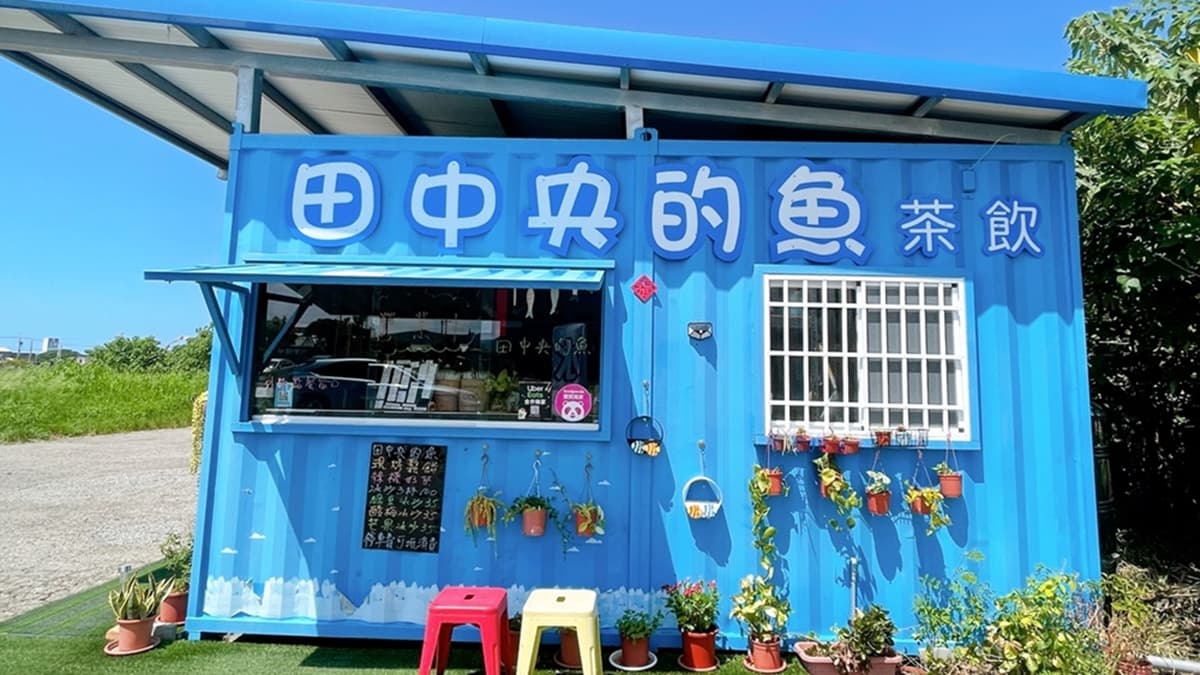 藍色的鐵皮貨櫃屋外觀實在太吸睛，會讓人忍不住多看兩眼。（圖片來源：瑋瑋＊美食萬歲）