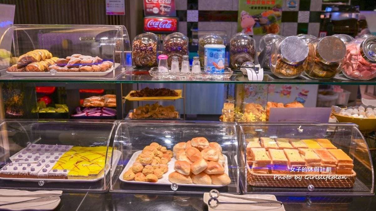 甜點麵包吧提供各式烤麵包、小糕點、餅乾、豆花、愛玉，選擇超豐富。（圖片來源：女子的休假計劃）