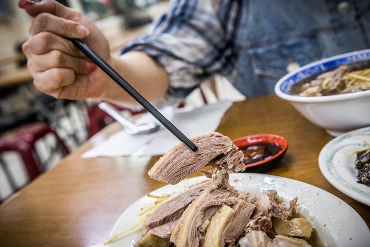 飄香75年老字號!銅板價「當歸鴨麵線」在地人早餐激推,百元鴨肉CP值超高 飄香75年老字號!銅板價「當歸鴨麵線」在地人早餐激推,百元鴨肉CP值超高