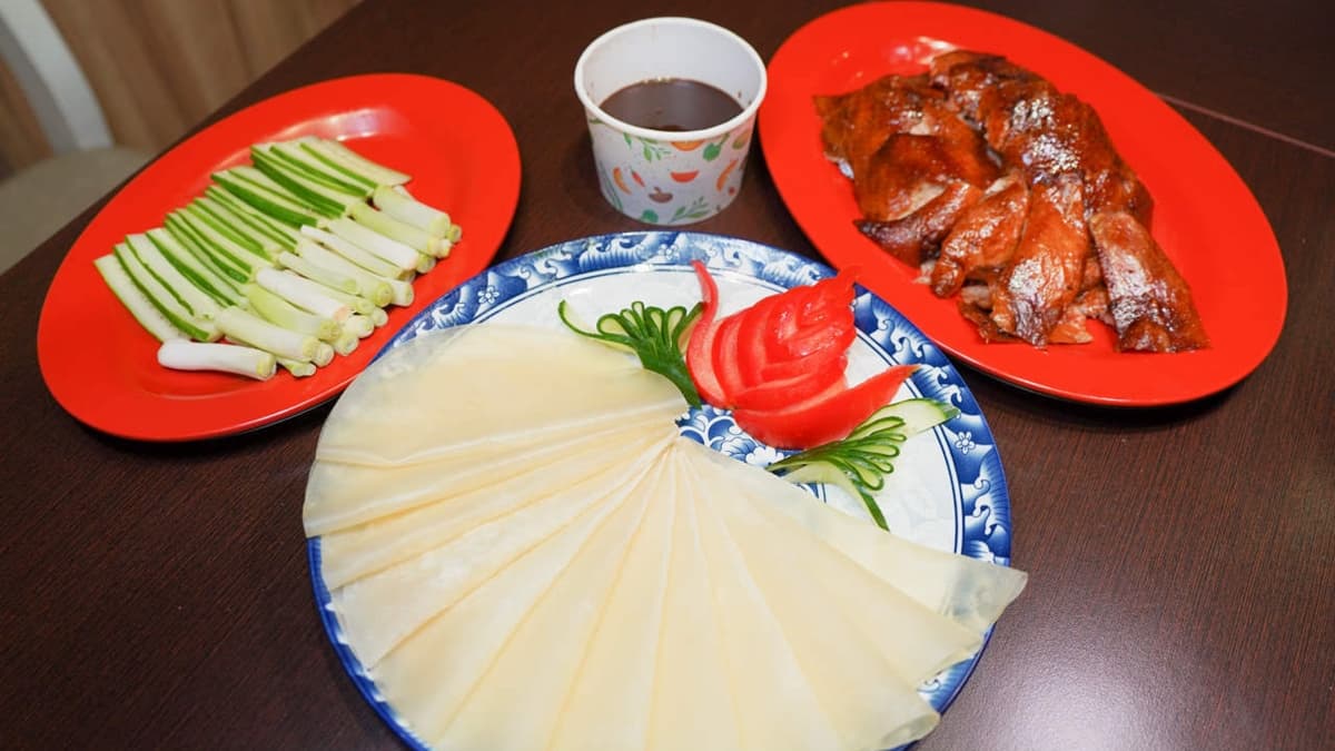 「一鴨三吃」可以吃到片皮鴨、烤鴨架、酸菜鴨架湯。（圖片來源：依娃旅行小確幸）