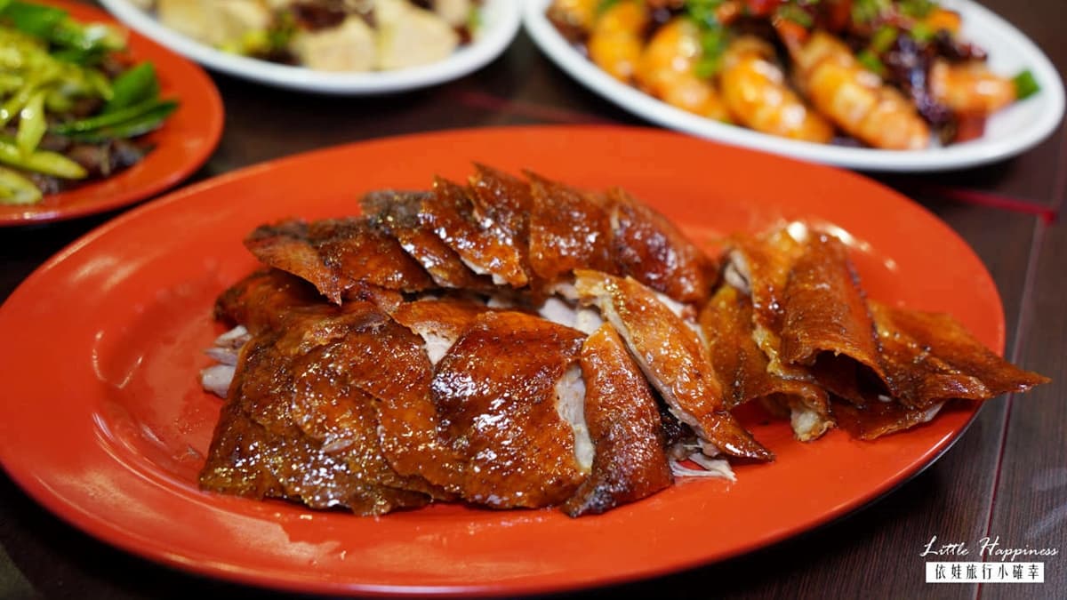 片皮鴨烤得皮脆油亮，肉質相當多汁，一點都不柴。（圖片來源：依娃旅行小確幸）