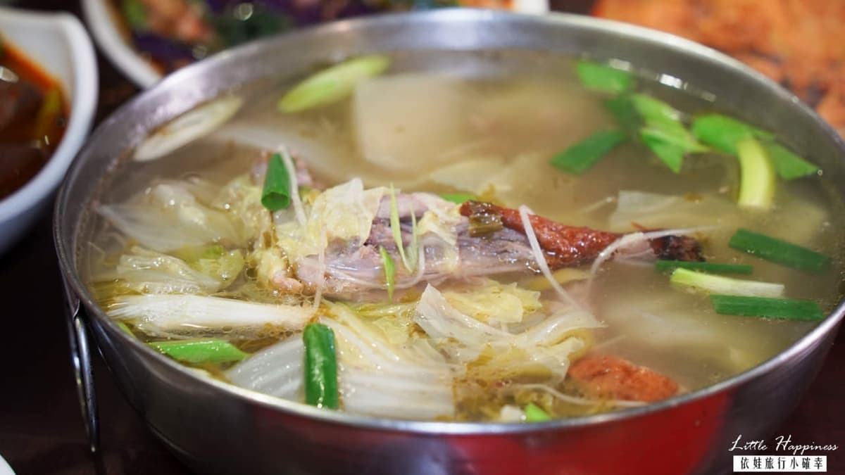 「酸菜鴨架湯」使用鴨架熬煮湯頭，加上烤鴨的油香，湯頭真的讚！（圖片來源：依娃旅行小確幸）