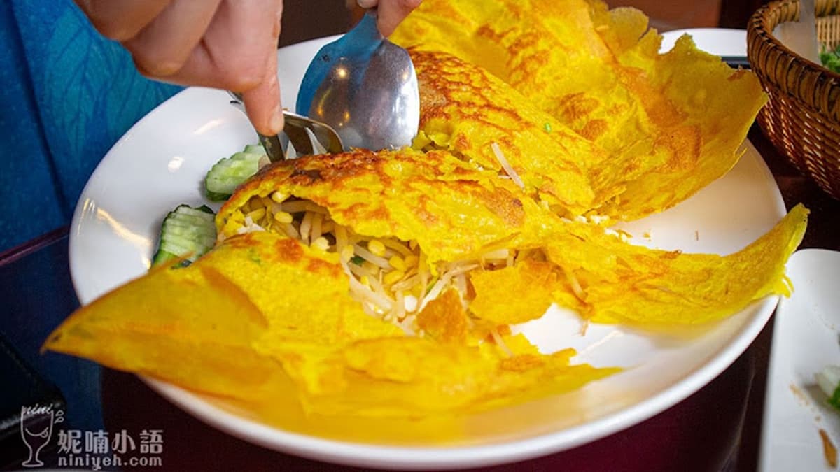 「越南煎班燒」使用薄脆的餅皮，包入炒過的豬肉、蝦仁、芽菜、綠豆仁等餡料。（圖片來源：妮喃小語）