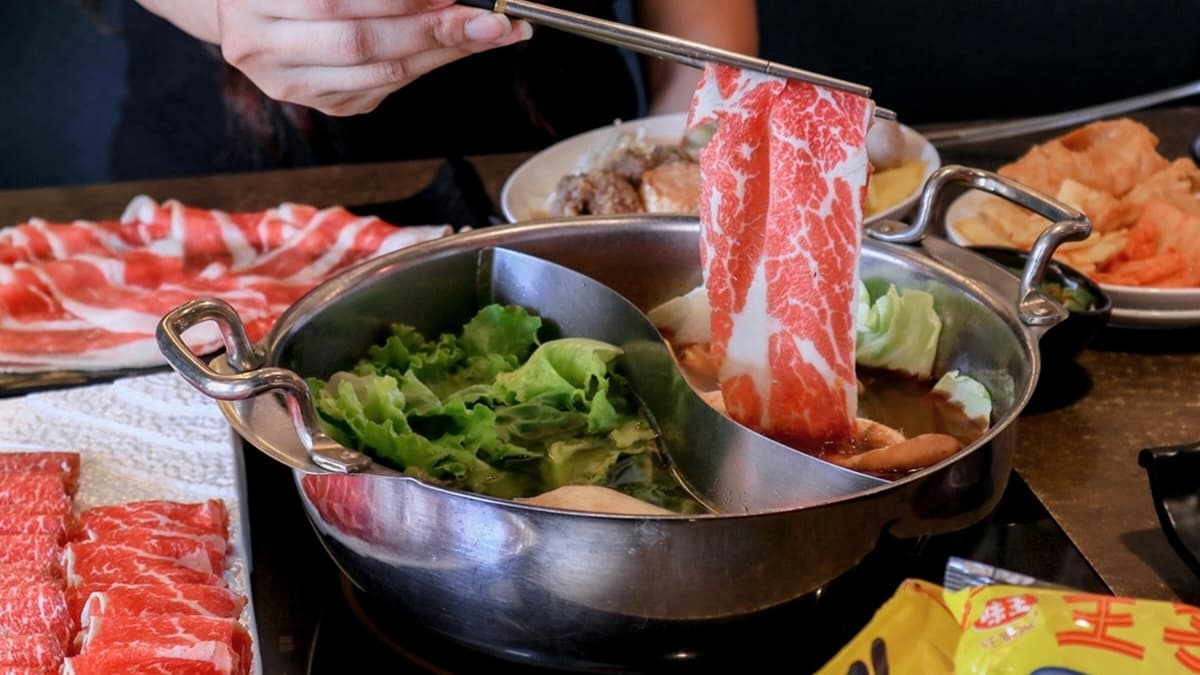 梅花豬、培根牛、雞肉都是隨意吃到飽，現場現切出餐，超級新鮮。（圖片來源：女子的休假計劃）