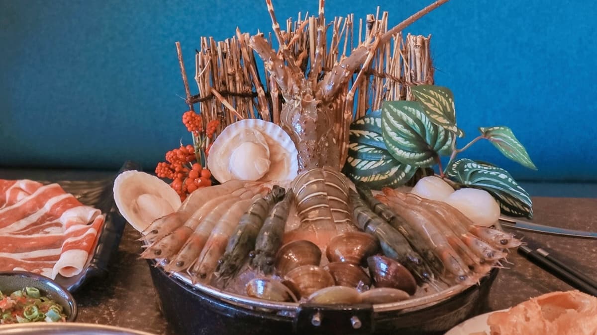 「綜合海鮮大拼盤」有白蝦、蛤蜊、草蝦、干貝、扇貝、龍蝦。（圖片來源：女子的休假計劃）