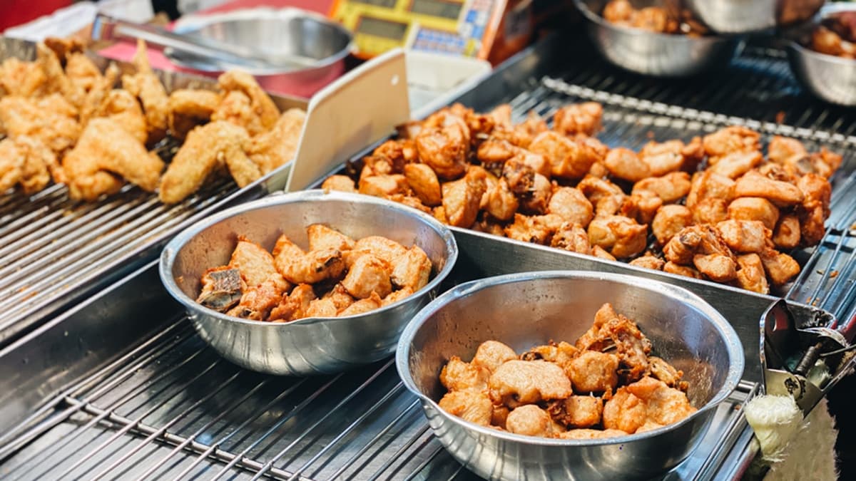 攤位前飄著迷人的炸物香氣。（圖片來源：波妮說食話）