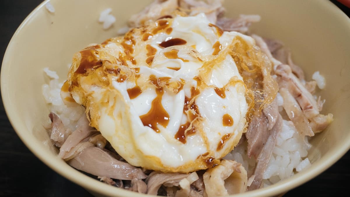 「鴨肉飯」拌了鴨油香氣的醬汁，再加上半熟荷包蛋畫龍點睛，真的好吃！（圖片來源：葉影瓶像）